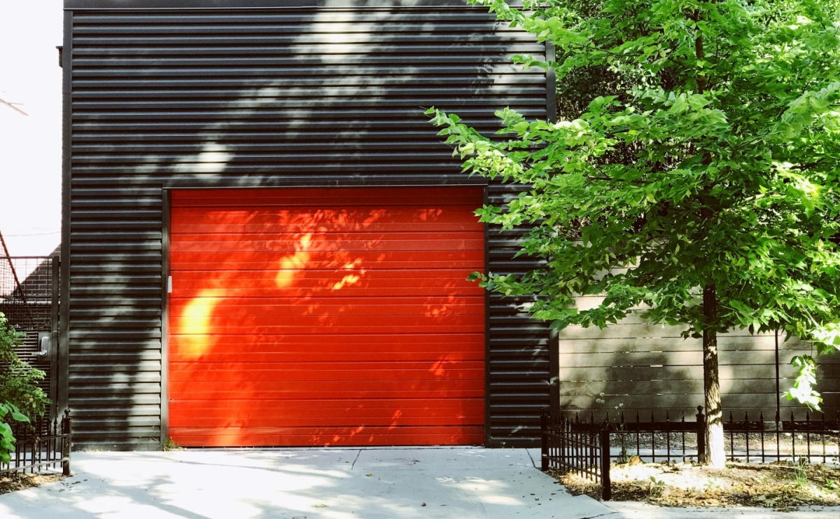 Wady i zalety różnych systemów napędów do bram uchylnych - Serwis informacyjny z Raciborza - naszraciborz.pl