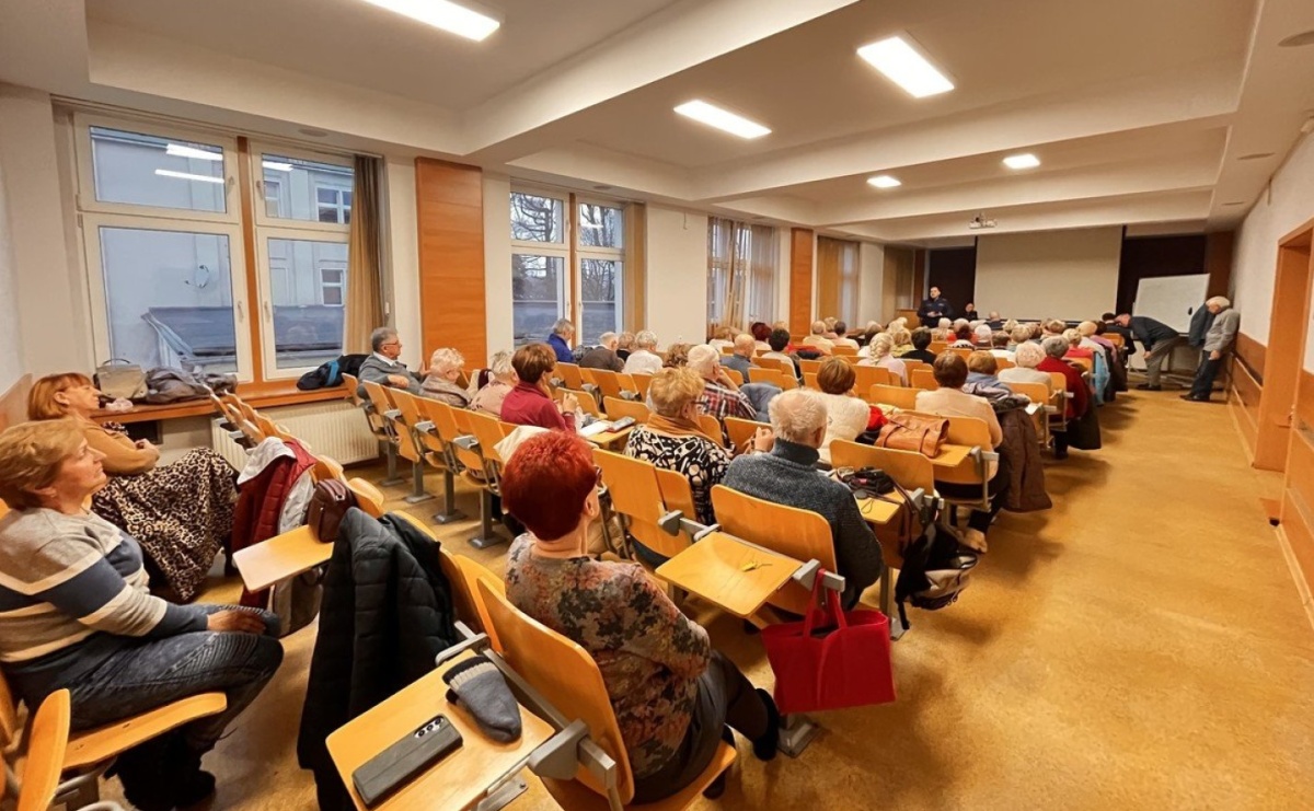 Debata o bezpieczeństwie seniorów w internecie zorganizowana przez raciborską policję - Serwis informacyjny z Raciborza - naszraciborz.pl