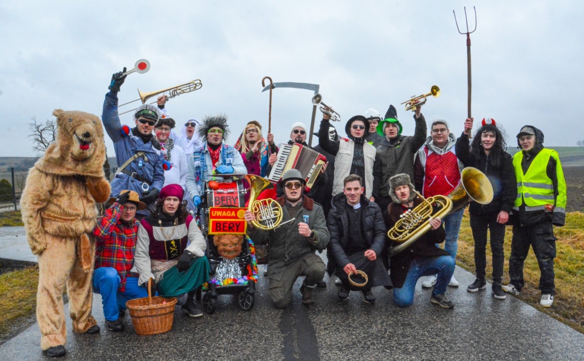 Bery z parafii Sławików żegnają karnawał [FOTO i WIDEO] - Serwis informacyjny z Raciborza - naszraciborz.pl