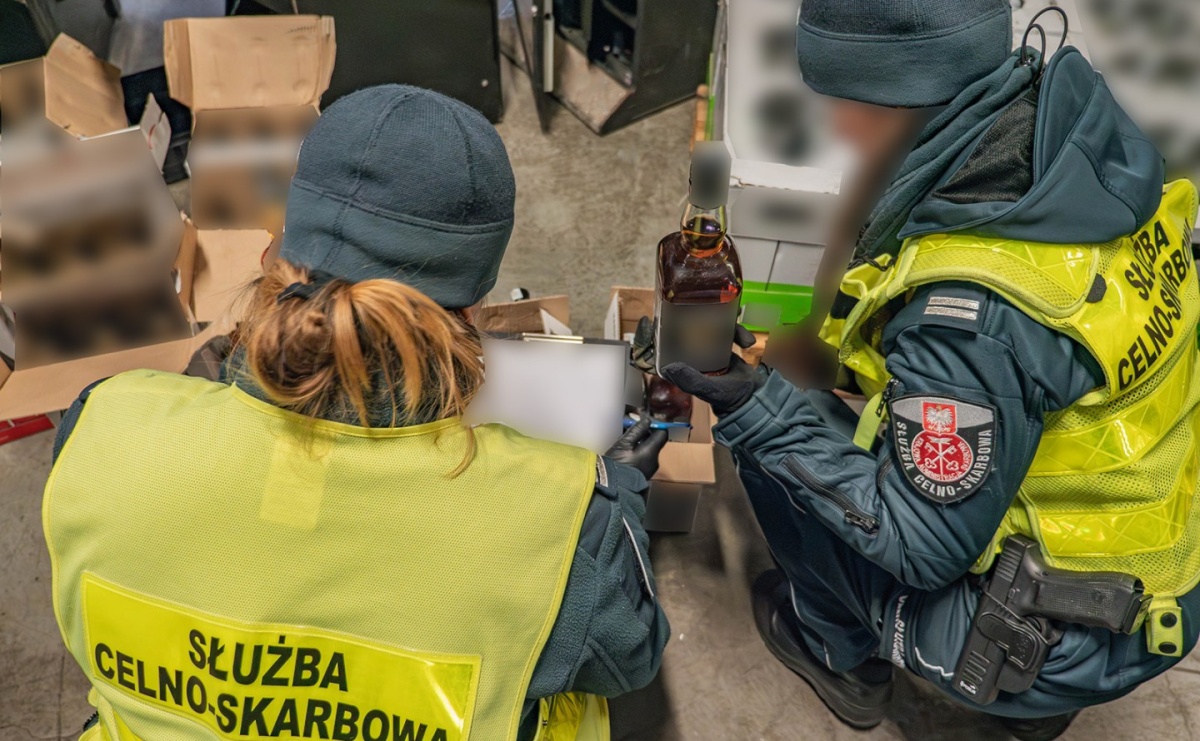 Śląska KAS zatrzymała ponad 350 litrów alkoholu w estońskiej ciężarówce - Serwis informacyjny z Raciborza - naszraciborz.pl