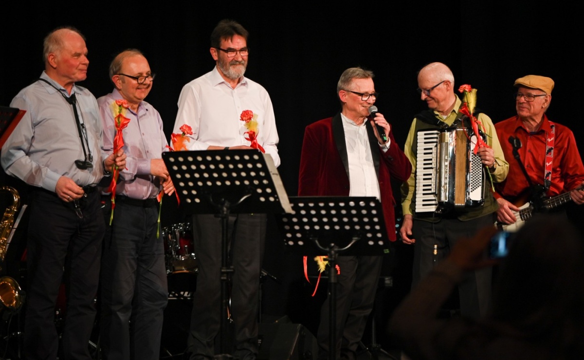 Powróćmy jak za dawnych lat. Zespół 60 plus wypełnił Strzechę [FOTO i WIDEO] - Serwis informacyjny z Raciborza - naszraciborz.pl