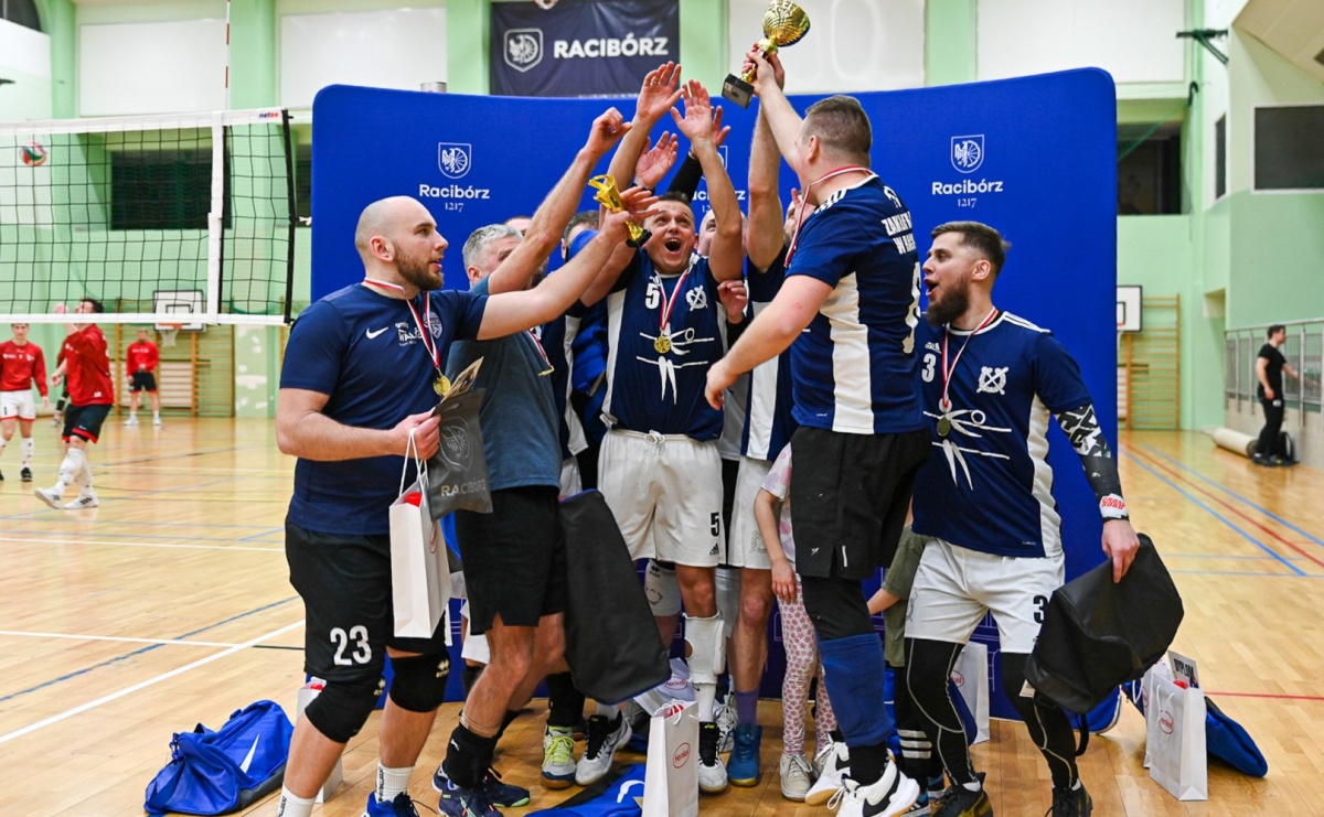 Zakład Karny Racibórz triumfuje w XII Turnieju Siatkarskim Zakładów Pracy i Służb Mundurowych [FOTO i WIDEO] - Serwis informacyjny z Raciborza - naszraciborz.pl