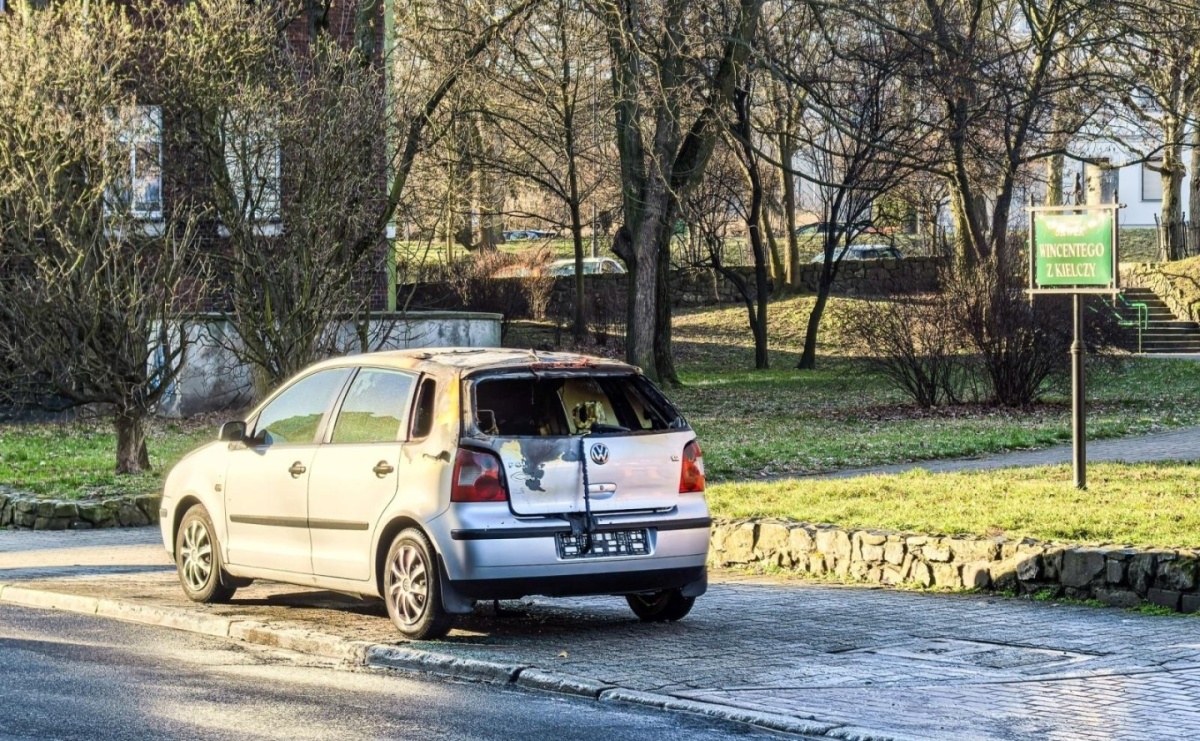 Polo w ogniu przy skwerze Wincentego z Kielczy - Serwis informacyjny z Raciborza - naszraciborz.pl