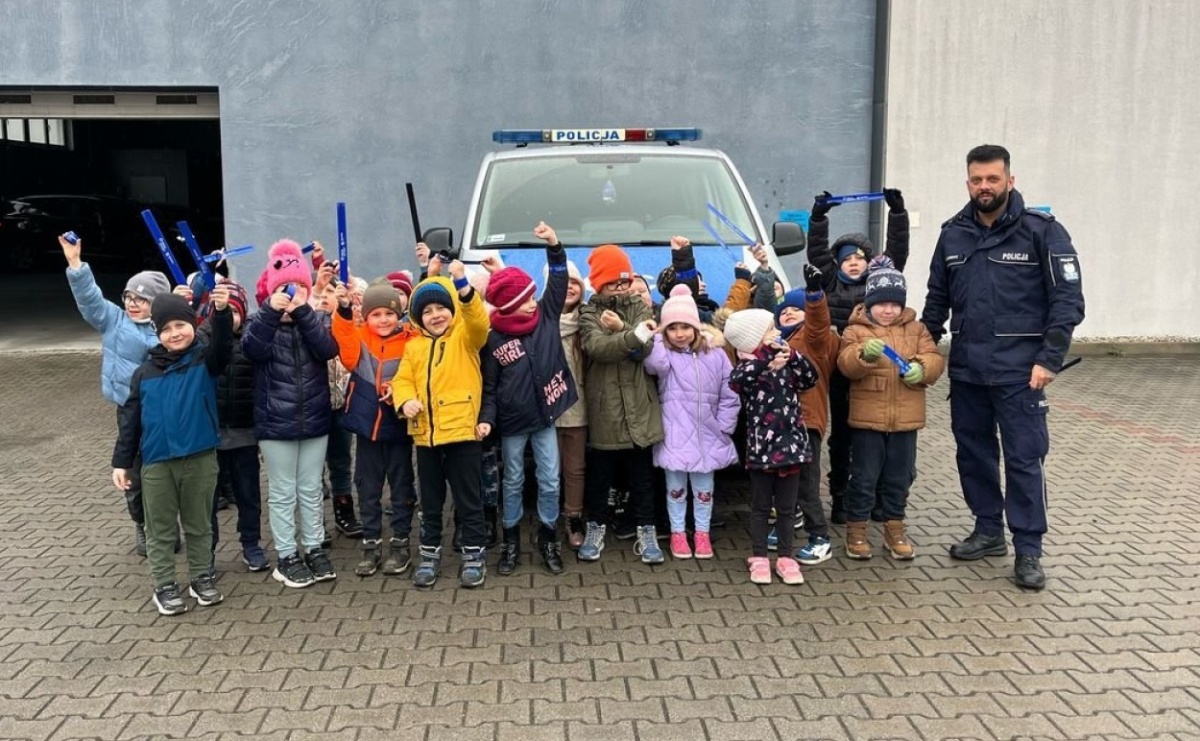 Przedszkolaki odwiedziły raciborską komendę policji - Serwis informacyjny z Raciborza - naszraciborz.pl