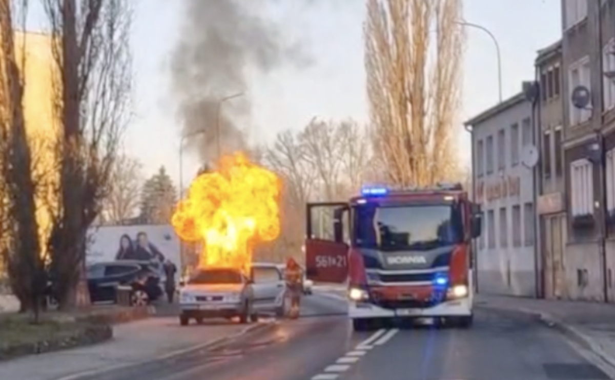 Pożar samochodu na Podwalu – akcję strażaków zarejestrował czytelnik [FOTO] - Serwis informacyjny z Raciborza - naszraciborz.pl
