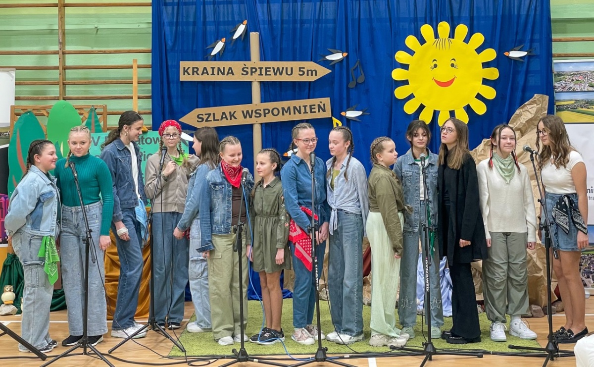Piosenka turystyczna, patriotyczna i harcerska zagościła w szkole w Krzanowicach [FOTO i WIDEO] - Serwis informacyjny z Raciborza - naszraciborz.pl