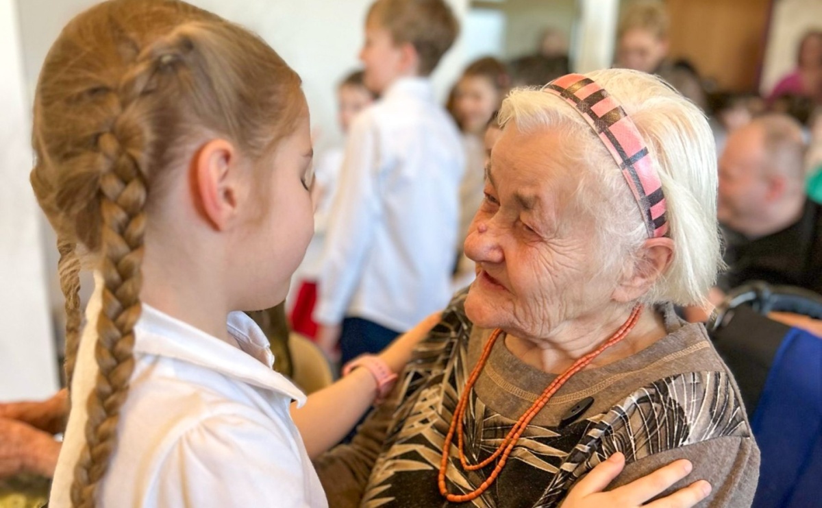 Młodzi artyści z SP nr 3 wystąpili dla mieszkańców Złotej Jesieni - Serwis informacyjny z Raciborza - naszraciborz.pl