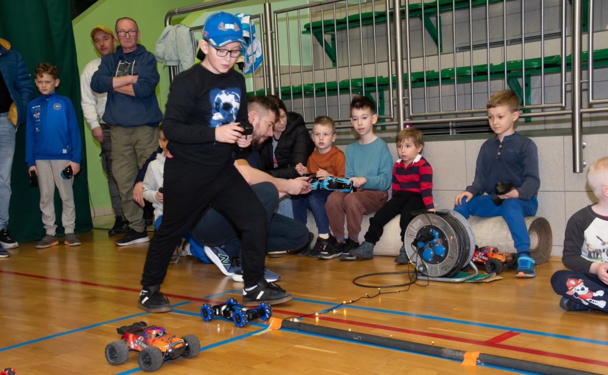 Turniej aut zdalnie sterowanych zgromadził całe rodziny [FOTO i WIDEO] - Serwis informacyjny z Raciborza - naszraciborz.pl