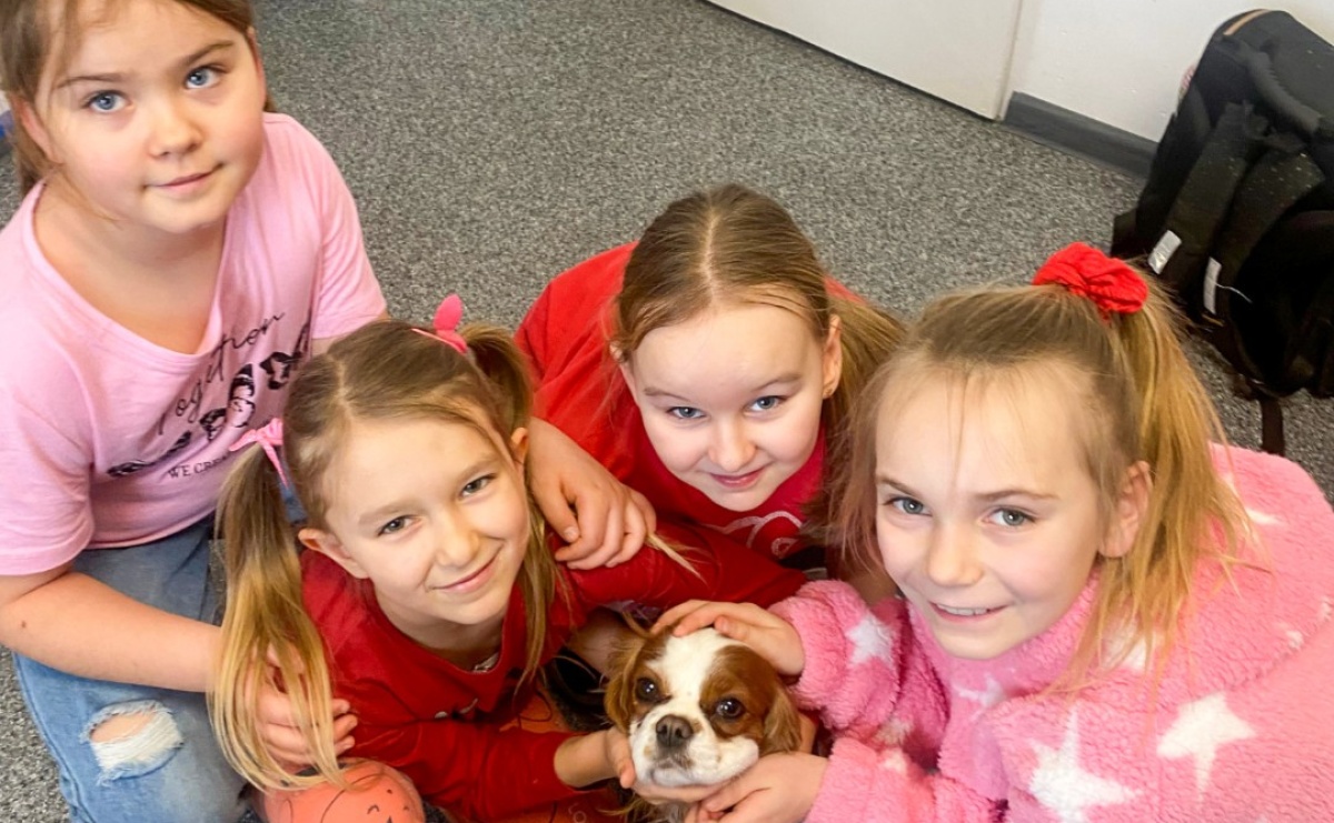 Kolorowa rewolucja w Szkole Podstawowej w Grzegorzowicach – uczniowie i artyści tworzą mural. - Serwis informacyjny z Raciborza - naszraciborz.pl