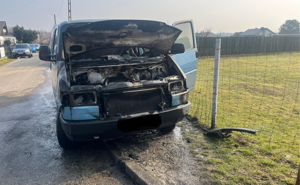 Dostawczak w ogniu w Rudach - Serwis informacyjny z Raciborza - naszraciborz.pl