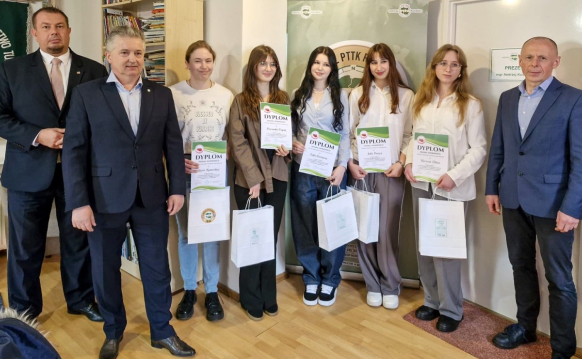 Sukces uczennic Diecezjalnego Liceum Ogólnokształcącego w konkursie krajoznawczym - Serwis informacyjny z Raciborza - naszraciborz.pl