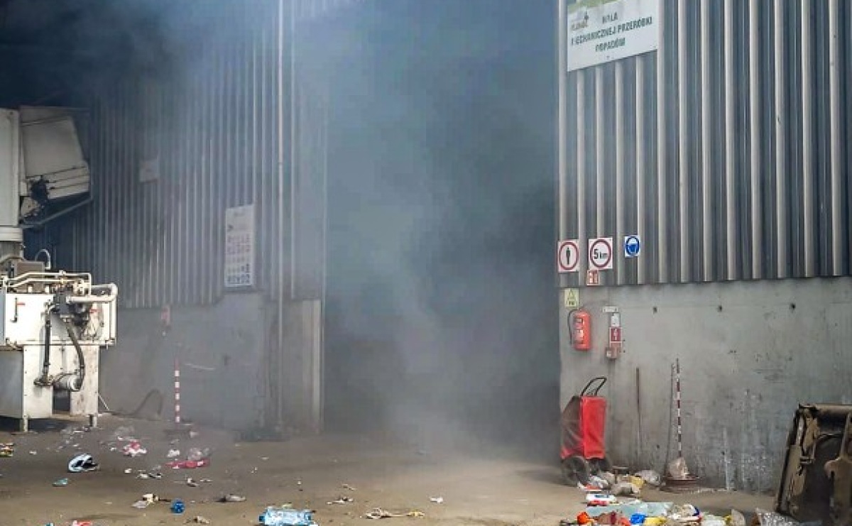Pożar w sortowni odpadów w Raciborzu. Ewakuowano pięć osób - Serwis informacyjny z Raciborza - naszraciborz.pl