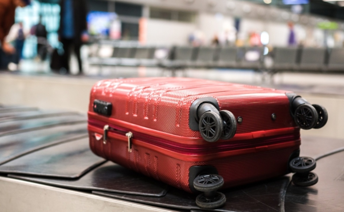 Mandat za roztargnienie. Walizka bez opieki ewakuowała terminal lotniska w Pyrzowicach - Serwis informacyjny z Raciborza - naszraciborz.pl