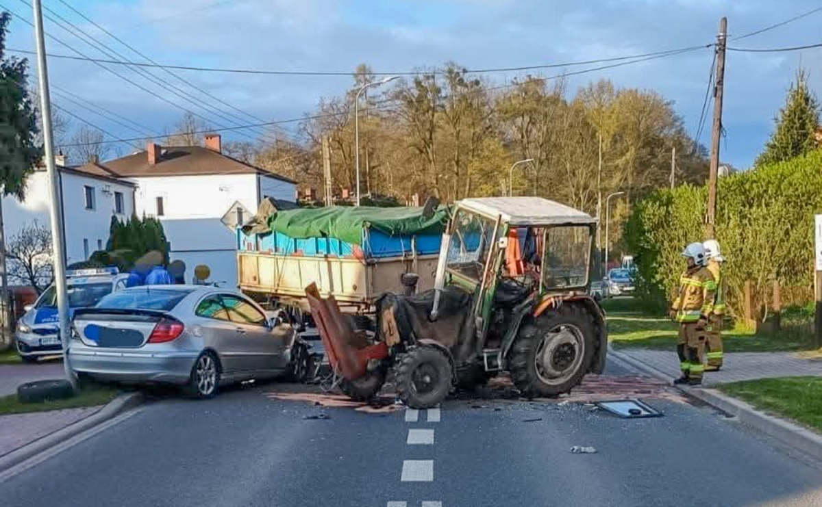 Zderzenie mercedesa z ciągnikiem w Krzyżanowicach. 23-latek trafił do szpitala - Serwis informacyjny z Raciborza - naszraciborz.pl