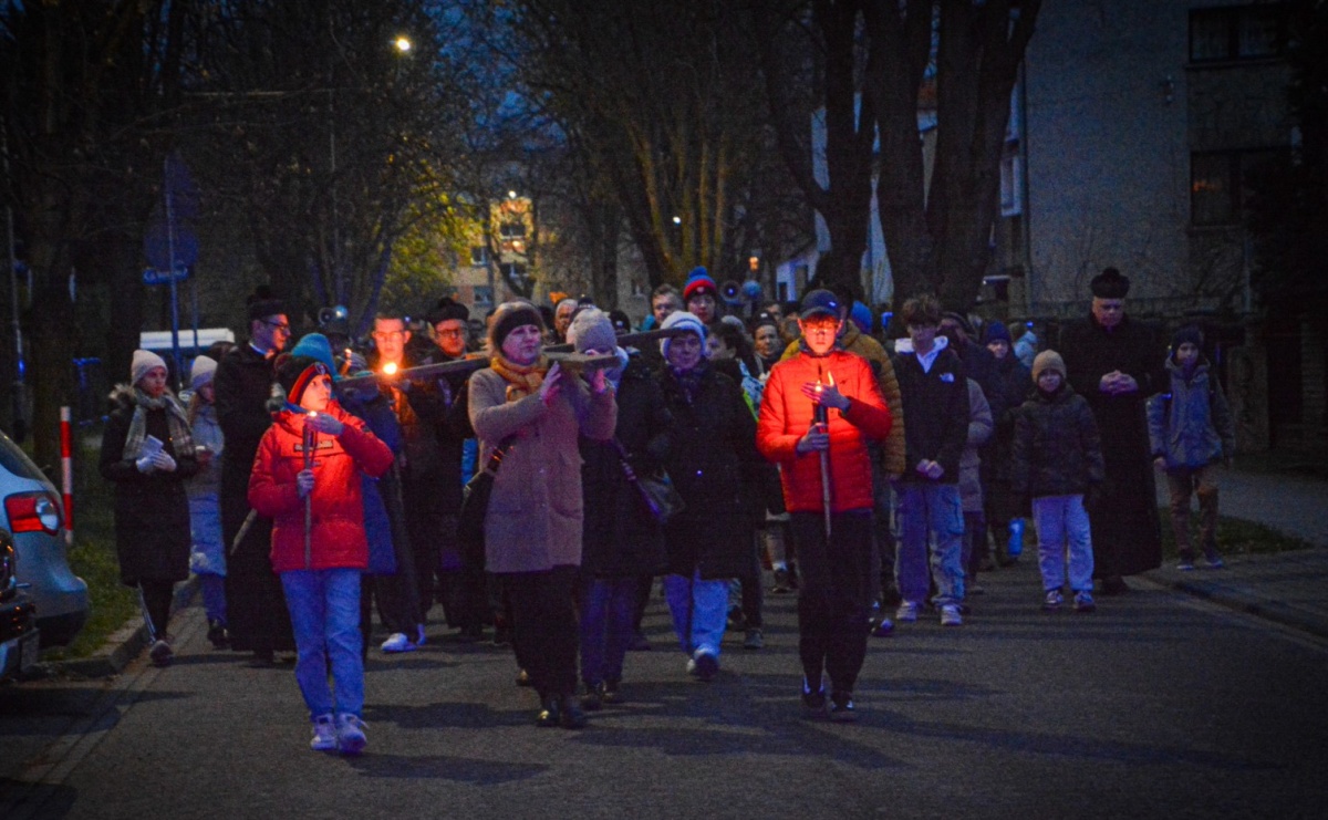Wierni podążali w strugach deszczu. Droga krzyżowa znów przeszła ulicami Raciborza [FOTO i WIDEO] - Serwis informacyjny z Raciborza - naszraciborz.pl