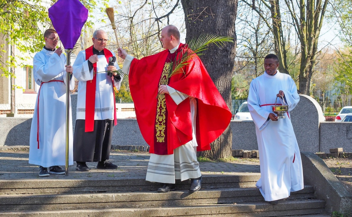 Palma wielkanocna – symbol nowego życia i ochrony. Niedziela Męki Pańskiej w parafii NSPJ [FOTO i WIDEO] - Serwis informacyjny z Raciborza - naszraciborz.pl