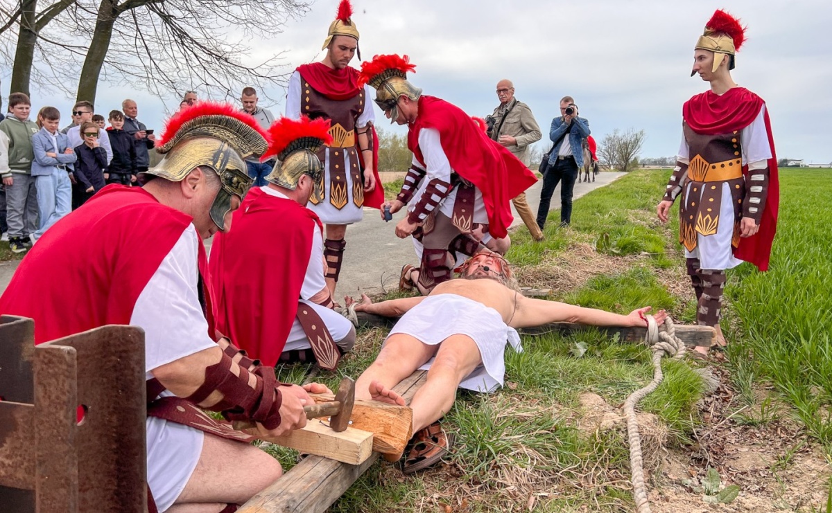Misterium Męki Pańskiej w Krzyżanowicach. Poruszające widowisko na pograniczu polsko-czeskim [FOTO i WIDEO] - Serwis informacyjny z Raciborza - naszraciborz.pl