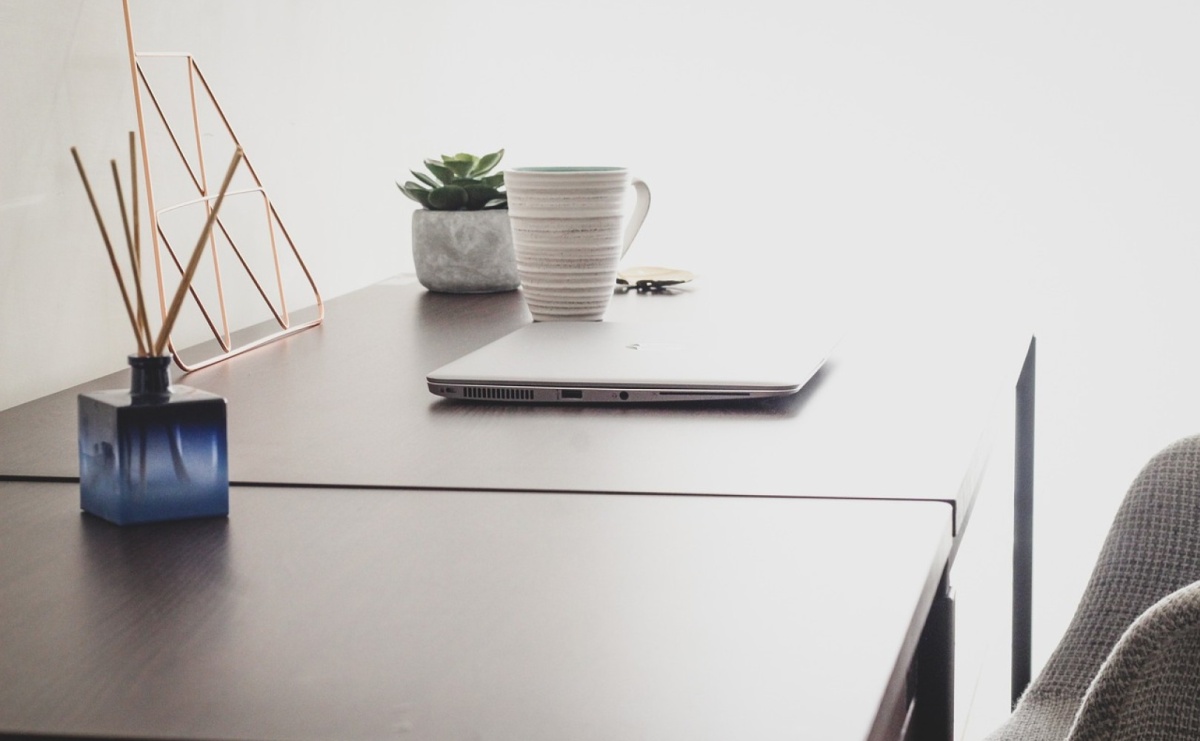 Dyfuzor zapachowy z patyczkami – naturalny sposób na odświeżenie wnętrz - Serwis informacyjny z Raciborza - naszraciborz.pl