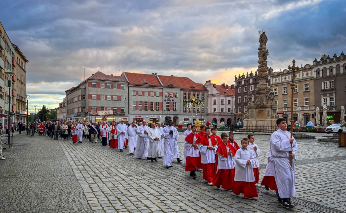 Wielki Piątek w parafii WNMP w Raciborzu – dzień krzyża, ciszy i nadziei [FOTO i WIDEO] - Serwis informacyjny z Raciborza - naszraciborz.pl