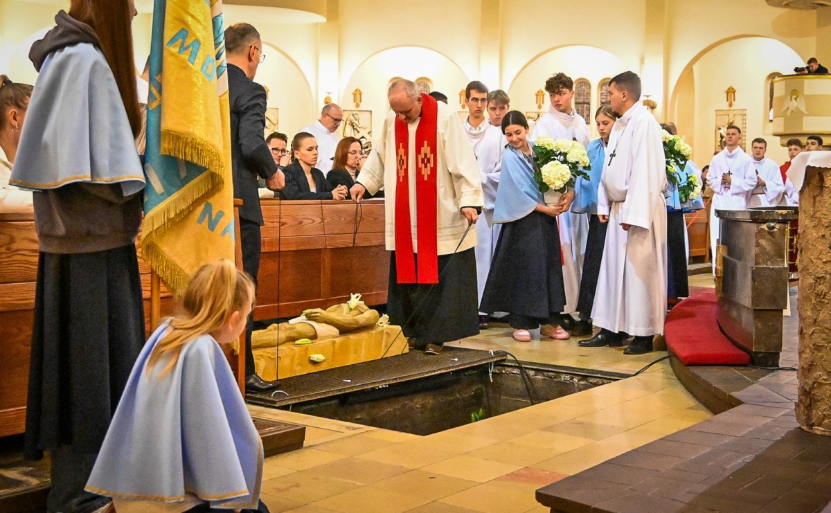 Zaskakująca aranżacja Grobu Pańskiego w kościele NSPJ w Raciborzu [FOTO] - Serwis informacyjny z Raciborza - naszraciborz.pl