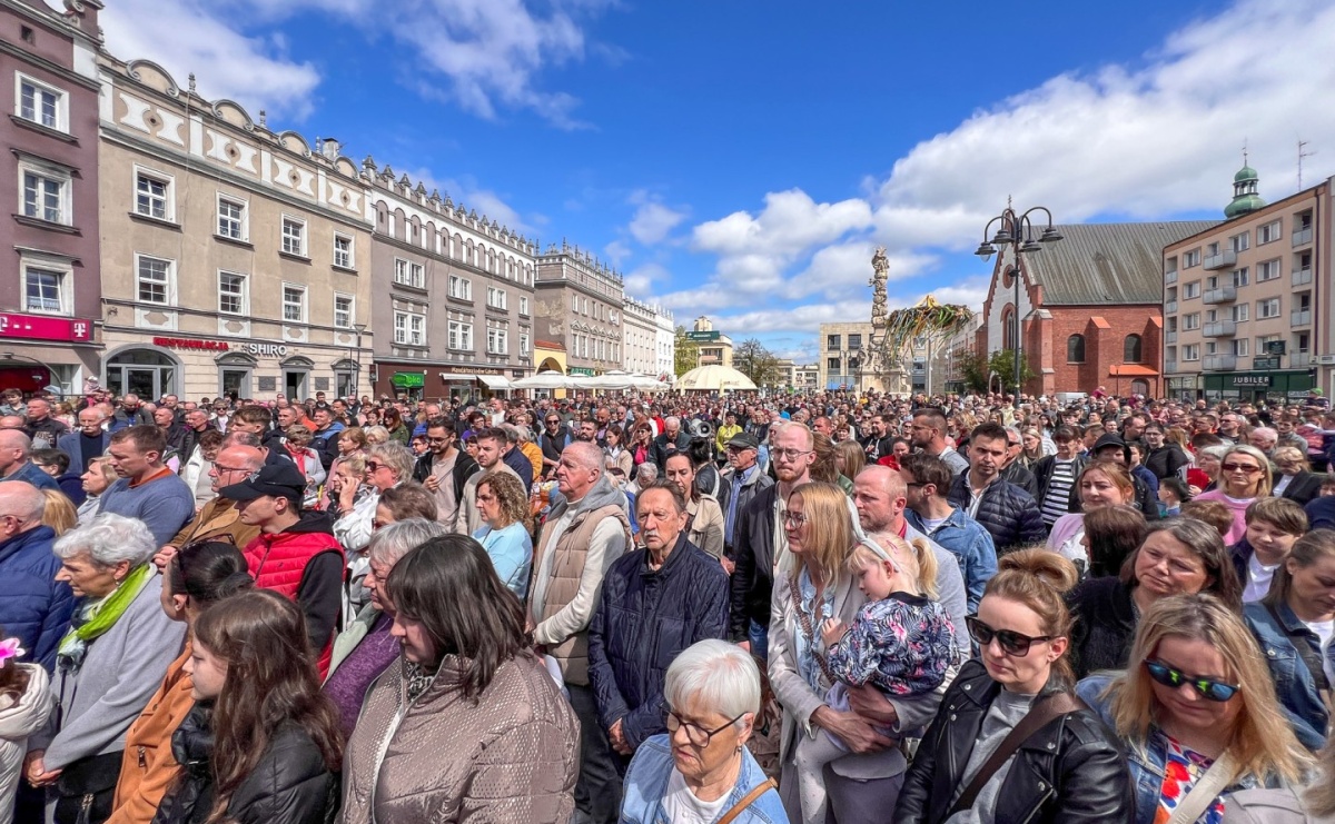 Wspólna modlitwa, święcenie pokarmów, zapach pysznego żurku i rodzinna atmosfera na raciborskim Rynku [FOTO i WIDEO] - Serwis informacyjny z Raciborza - naszraciborz.pl