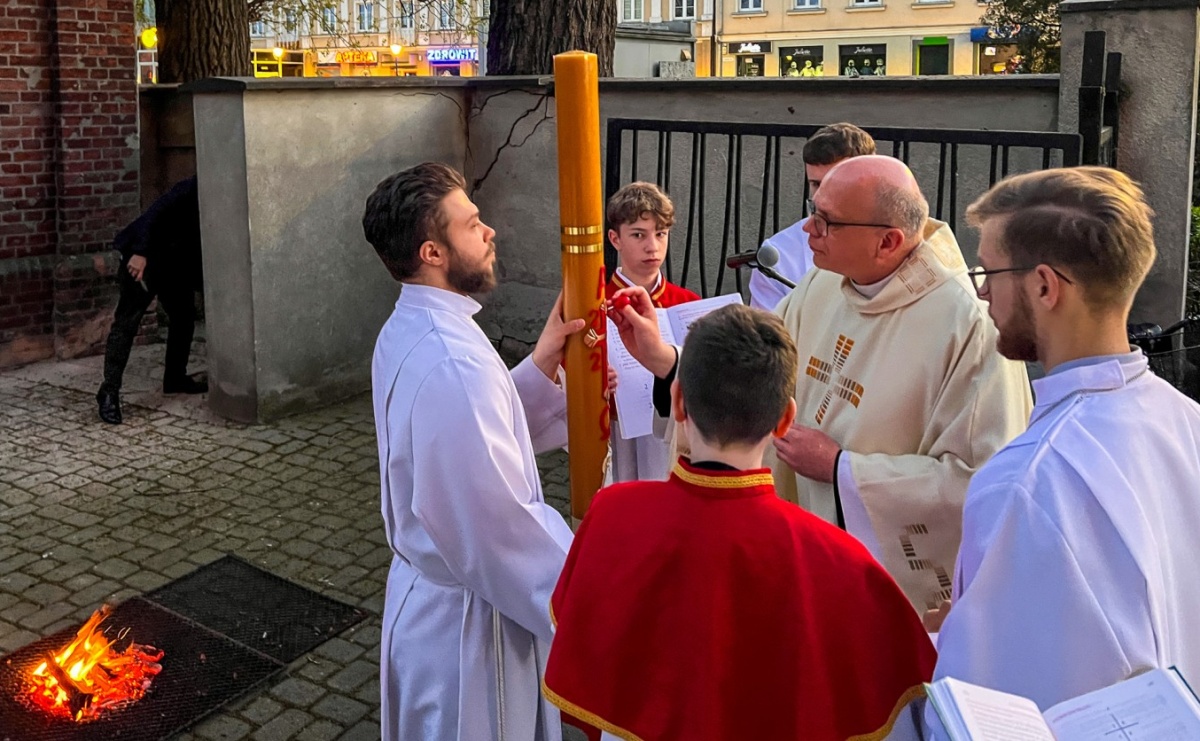 Światło Chrystusa z serca Raciborza: Wigilia Paschalna w kościele WNMP [WIDEO] - Serwis informacyjny z Raciborza - naszraciborz.pl