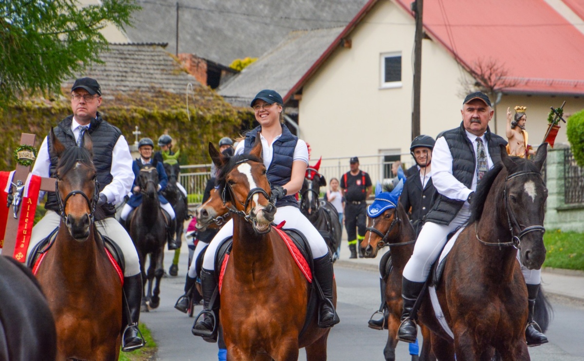 Morawskie dziedzictwo, konie i goście honorowi – wielkanocna procesja w Pietrowicach Wielkich [FOTO i WIDEO] - Serwis informacyjny z Raciborza - naszraciborz.pl