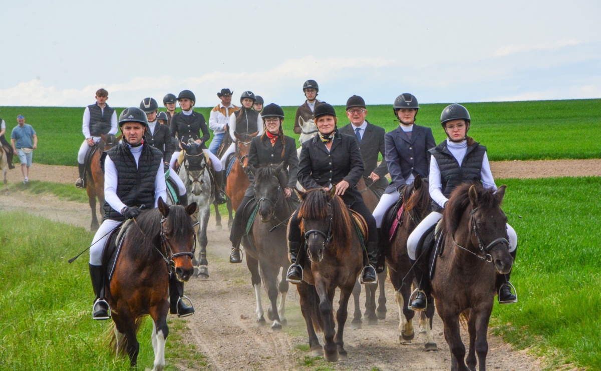 117 koni doliczono się podczas wielkanocnej procesji konnej w Bieńkowicach [FOTO i WIDEO] - Serwis informacyjny z Raciborza - naszraciborz.pl