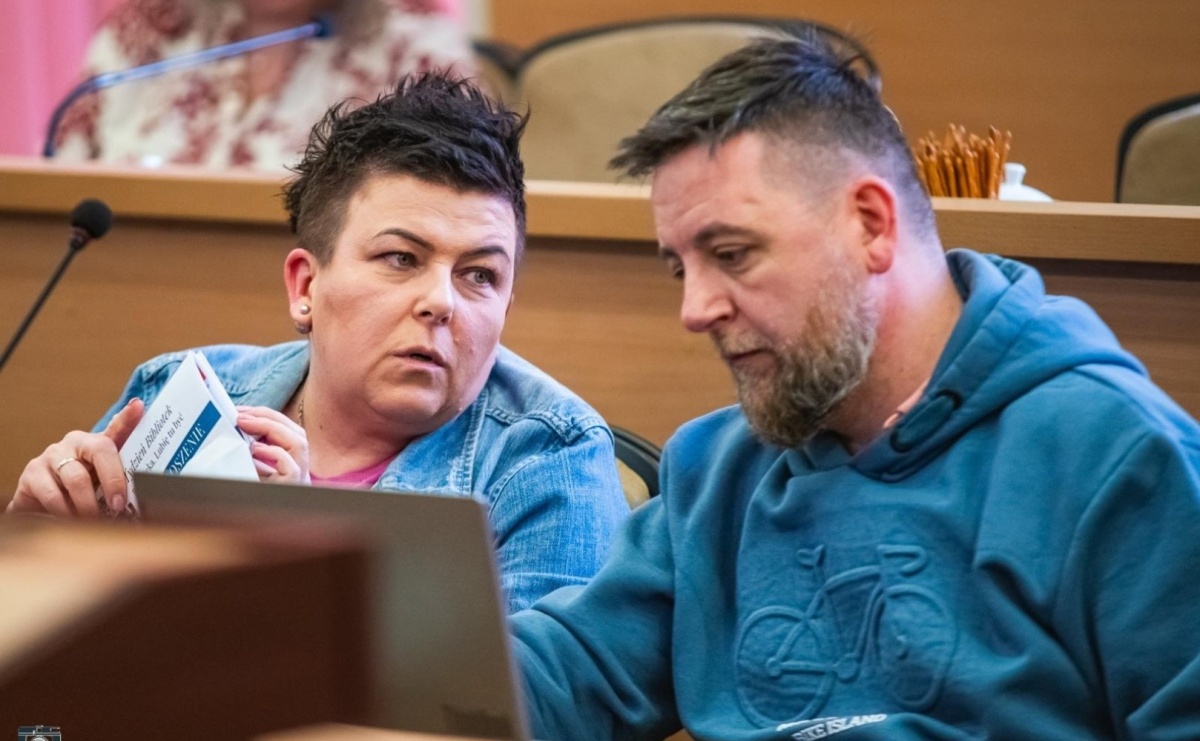 Kto zagląda do Stacji Młodych i witraże w Markowicach – migawki z komisji oświaty - Serwis informacyjny z Raciborza - naszraciborz.pl