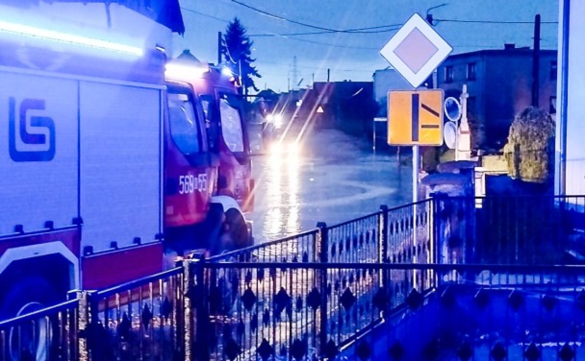 Drogi pod wodą po burzach. Strażacy interweniowali w Cyprzanowie i Pawłowie - Serwis informacyjny z Raciborza - naszraciborz.pl