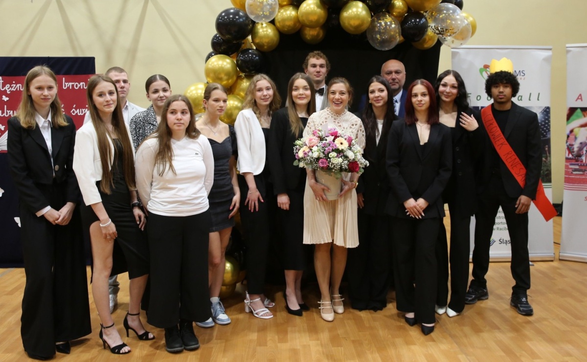 Czas pożegnania – klasy sportowe i mundurowe kończą edukację w ZSOMS - Serwis informacyjny z Raciborza - naszraciborz.pl