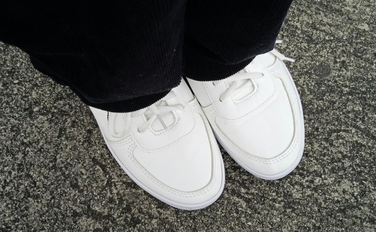 Do czego pasują białe sneakersy? Jak je stylizować, by wyglądać modnie? - Serwis informacyjny z Raciborza - naszraciborz.pl