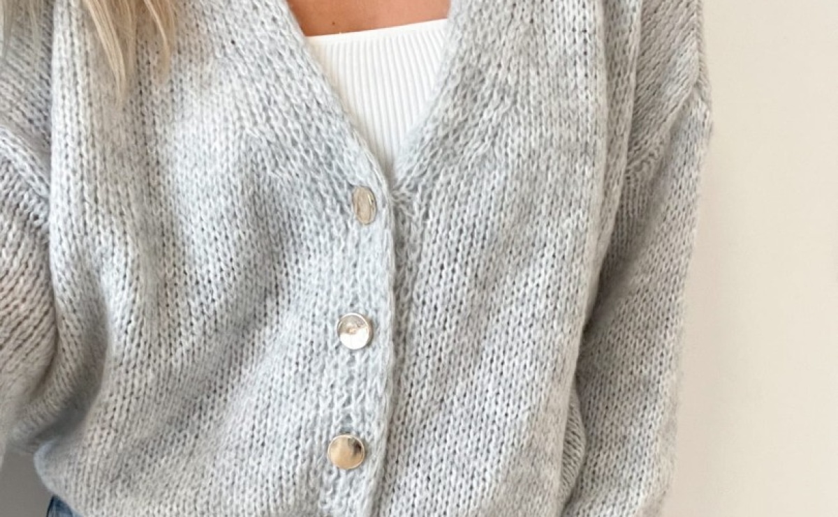 Szary sweter – ponadczasowy element kobiecej garderoby - Serwis informacyjny z Raciborza - naszraciborz.pl