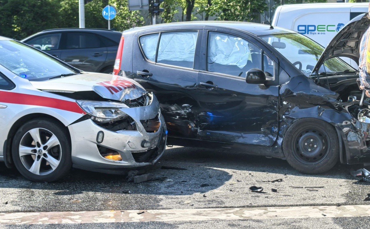 Zderzenie pojazdów na Piaskowej. Jeden z nich służył do przewozu krwi - Serwis informacyjny z Raciborza - naszraciborz.pl