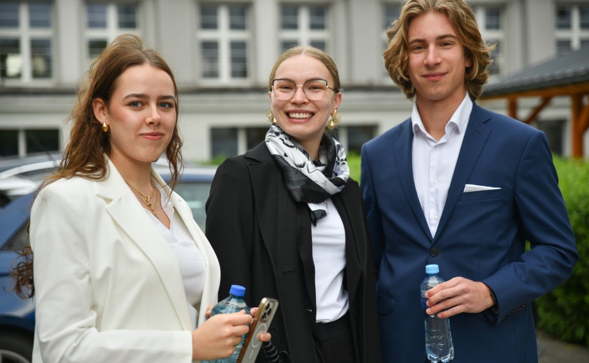 Maturzyści II LO z optymizmem przystąpili do matury - Serwis informacyjny z Raciborza - naszraciborz.pl
