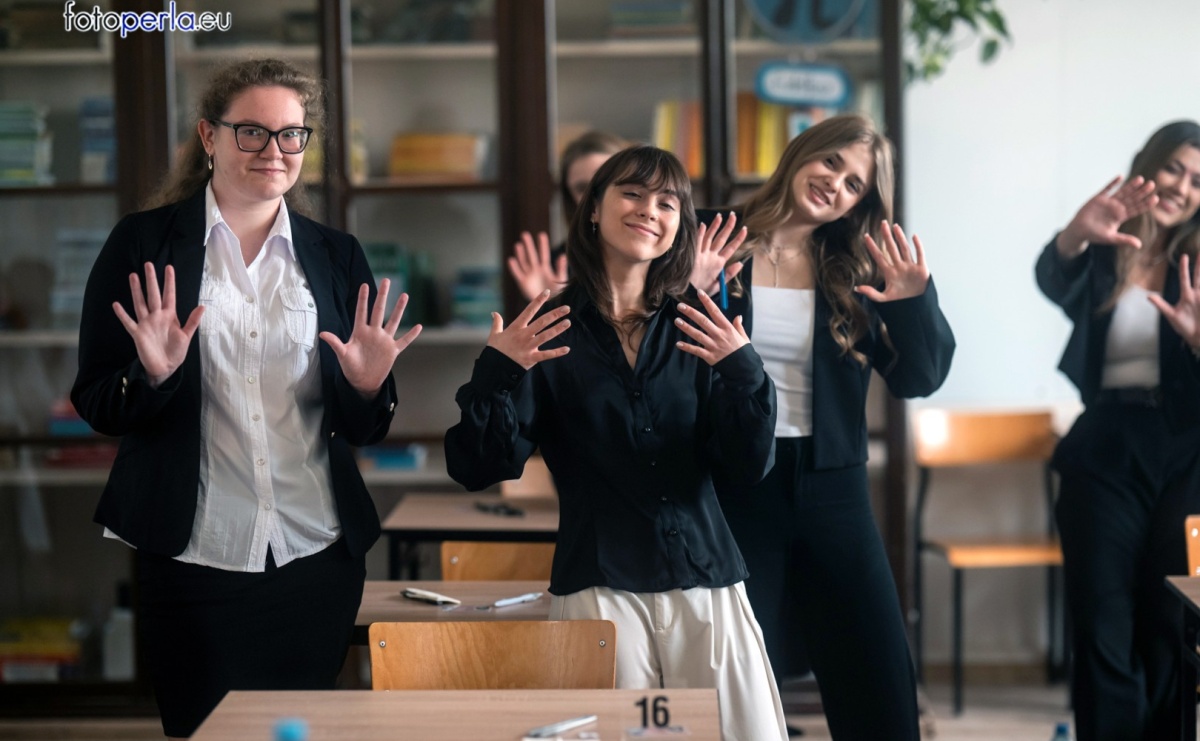 Absolwenci I LO i Plastyka rozpoczęli matury [FOTO] - Serwis informacyjny z Raciborza - naszraciborz.pl