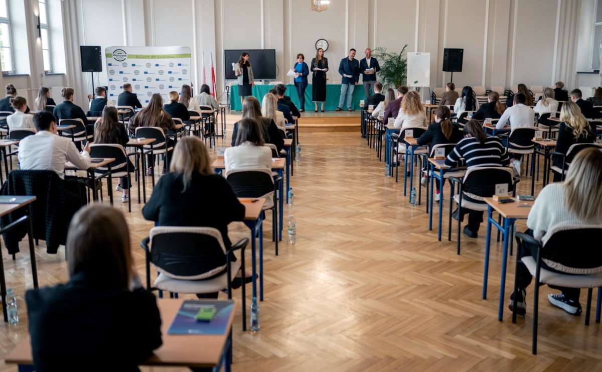 Matura z matematyki w Ekonomiku – ekonomicy piszą w odnowionej auli - Serwis informacyjny z Raciborza - naszraciborz.pl