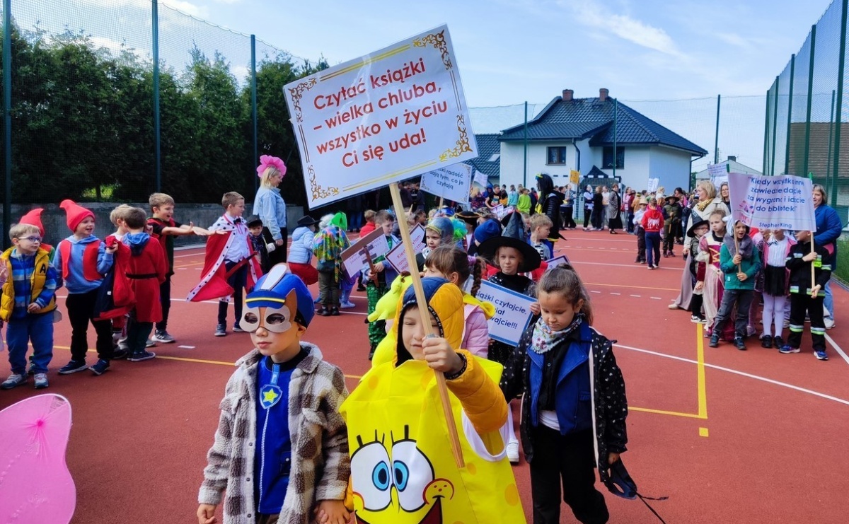 Zaczytana Banda w Akcji, czyli Przemarsz Postaci Bajkowych w Brzeziu - Serwis informacyjny z Raciborza - naszraciborz.pl