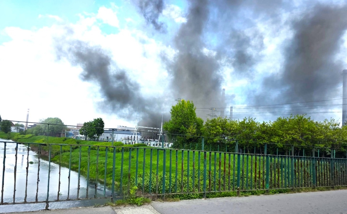 Kłęby dymu nad Płonią. Strażacka akcja w Tokai Cobex - Serwis informacyjny z Raciborza - naszraciborz.pl