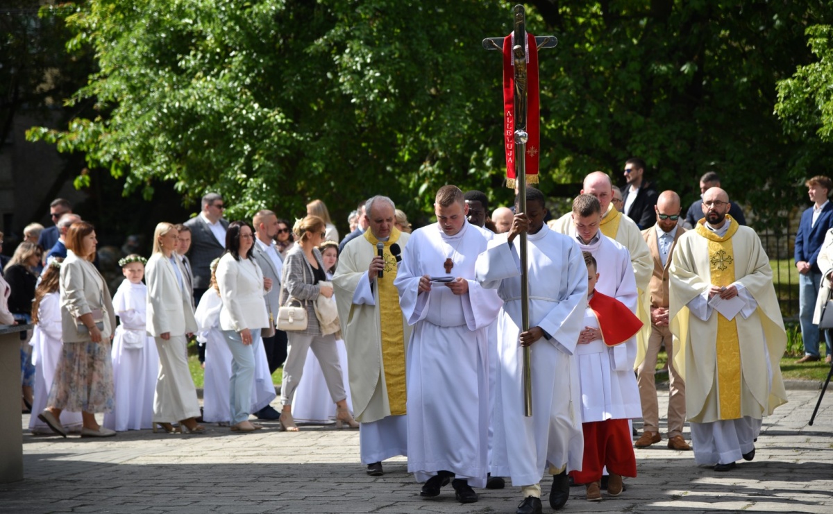 Pierwsza Komunia Święta w parafii NSPJ – 85 dzieci przystąpiło do sakramentu [FOTO] - Serwis informacyjny z Raciborza - naszraciborz.pl