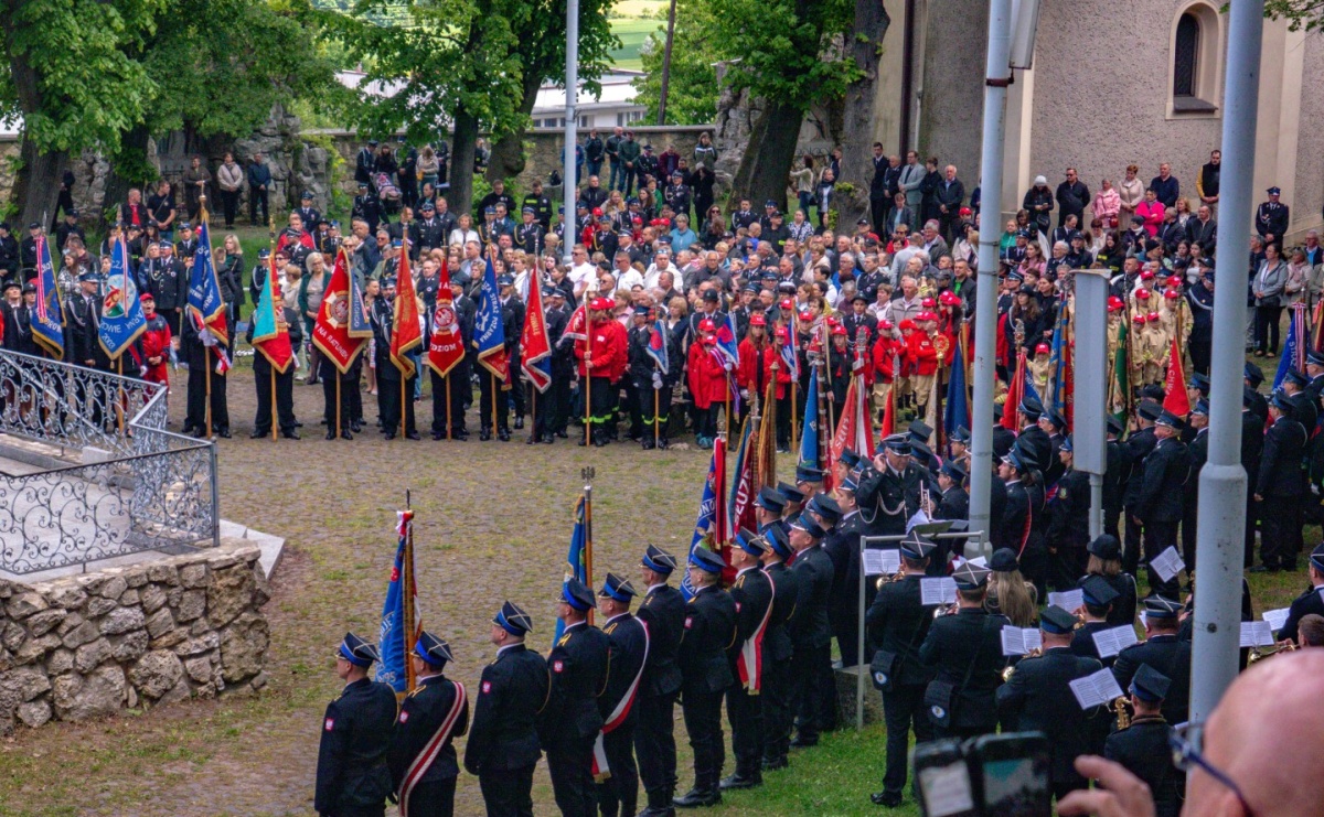 27. pielgrzymka strażaków na Górę Świętej Anny z udziałem raciborskich pocztów - Serwis informacyjny z Raciborza - naszraciborz.pl