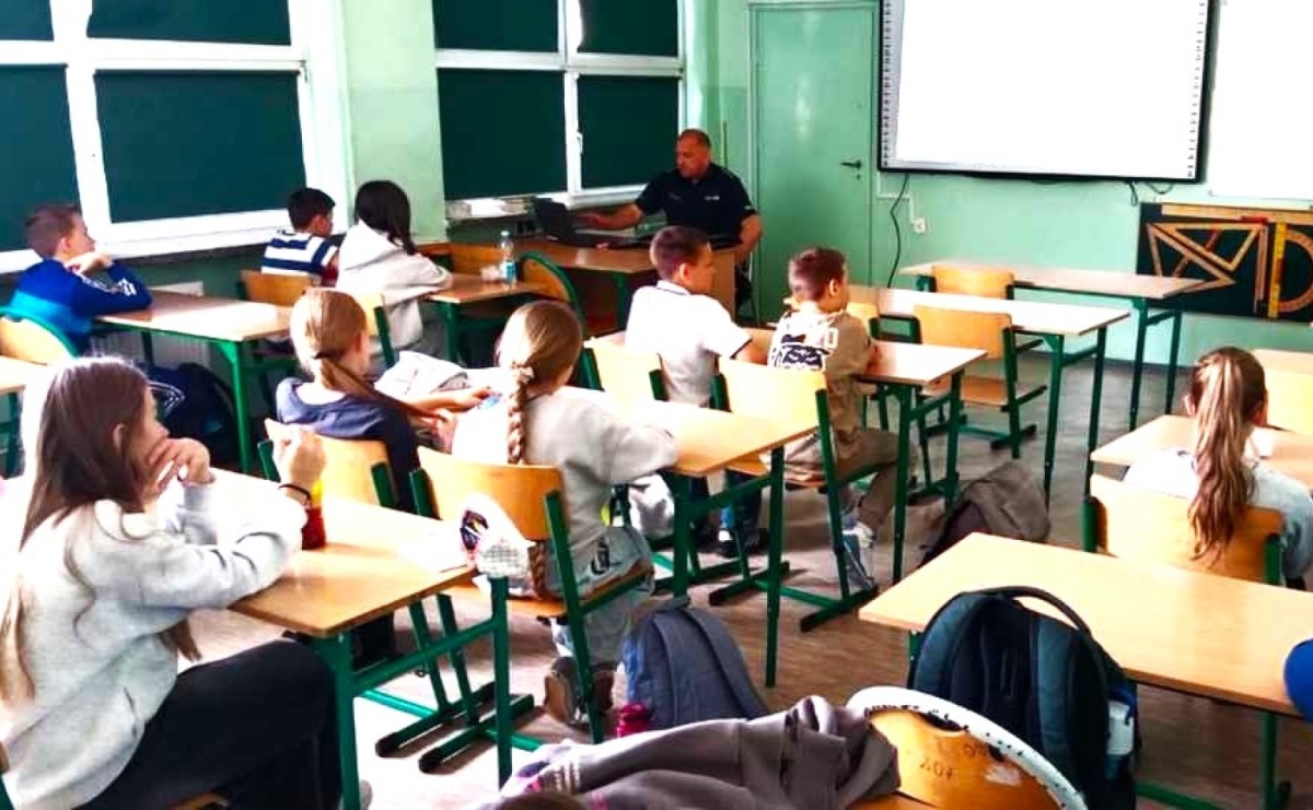 O hejcie i odpowiedzialności nieletnich. Spotkanie dzielnicowego z uczniami SP 15 - Serwis informacyjny z Raciborza - naszraciborz.pl