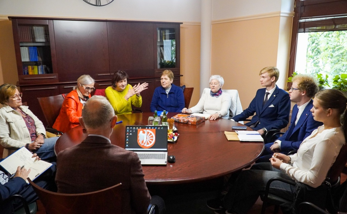 Międzypokoleniowy dialog w Raciborzu. Seniorzy i młodzież wspólnie z władzami miasta o cyfryzacji, bezpieczeństwie i przyszłości - Serwis informacyjny z Raciborza - naszraciborz.pl