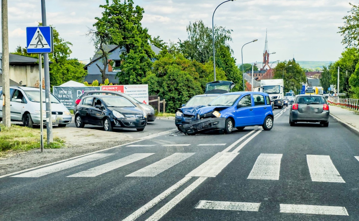 Seria zdarzeń drogowych w Raciborzu i okolicach. Interweniowali strażacy, policja i LPR - Serwis informacyjny z Raciborza - naszraciborz.pl