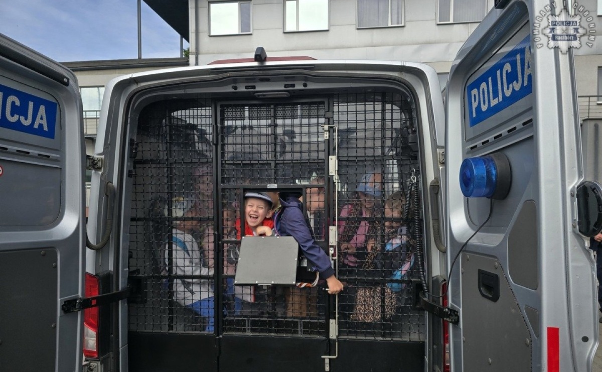 Przedszkolaki z Grzegorzowic w odwiedzinach u raciborskich policjantów - Serwis informacyjny z Raciborza - naszraciborz.pl
