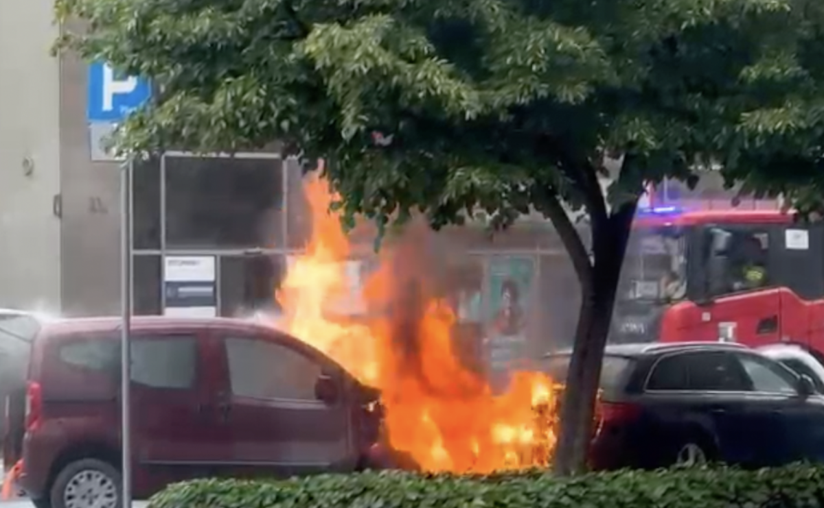 Pożar samochodu osobowego na Mickiewicza [FOTO i WIDEO] - Serwis informacyjny z Raciborza - naszraciborz.pl