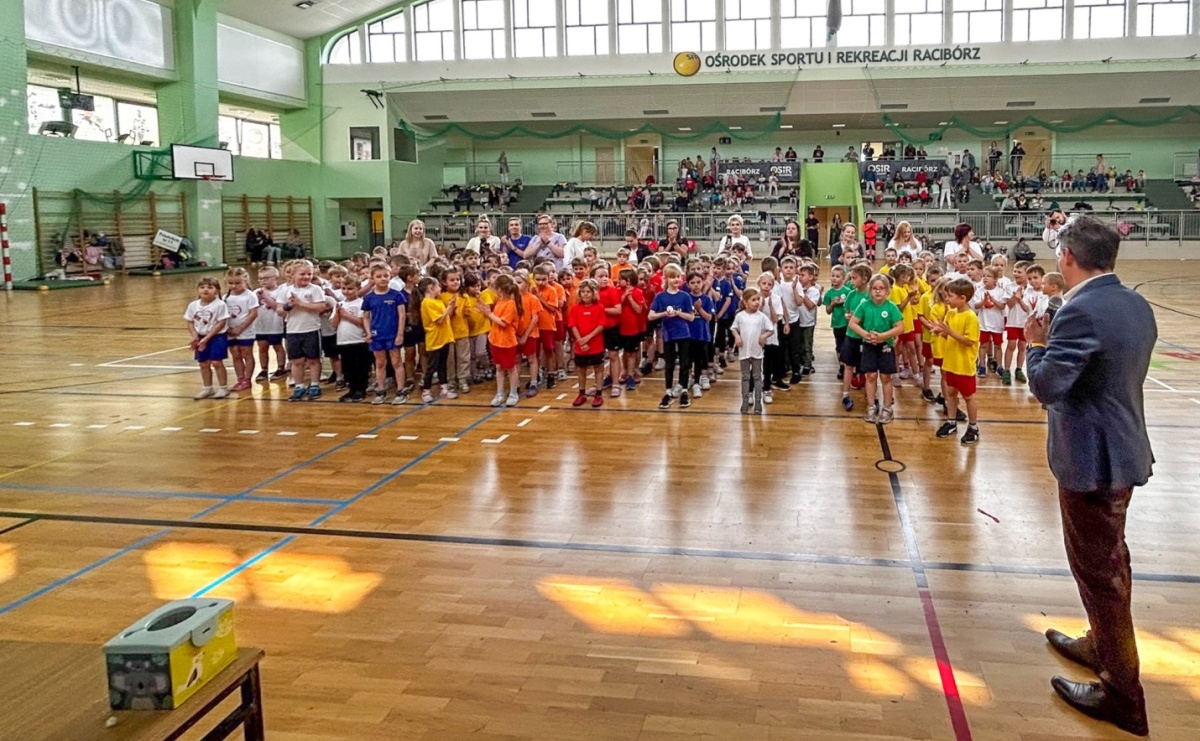 Mały sport – wielkie emocje! XVIII Międzyprzedszkolna Spartakiada Sześciolatków w Raciborzu pełna radości i energii - Serwis informacyjny z Raciborza - naszraciborz.pl