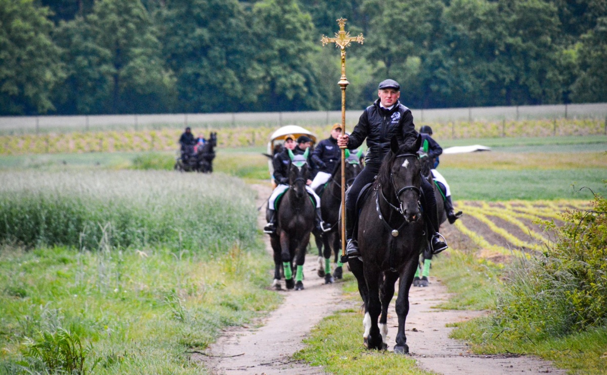 Procesja św. Urbana w Kobyli odbyła się mimo deszczu. Wierni nie zawiedli - Serwis informacyjny z Raciborza - naszraciborz.pl