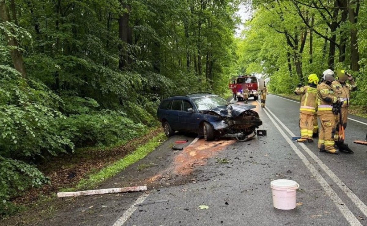 Rozbity ford w rowie, kierowca poszukiwany i pijany. Interwencja służb w Szymocicach - Serwis informacyjny z Raciborza - naszraciborz.pl