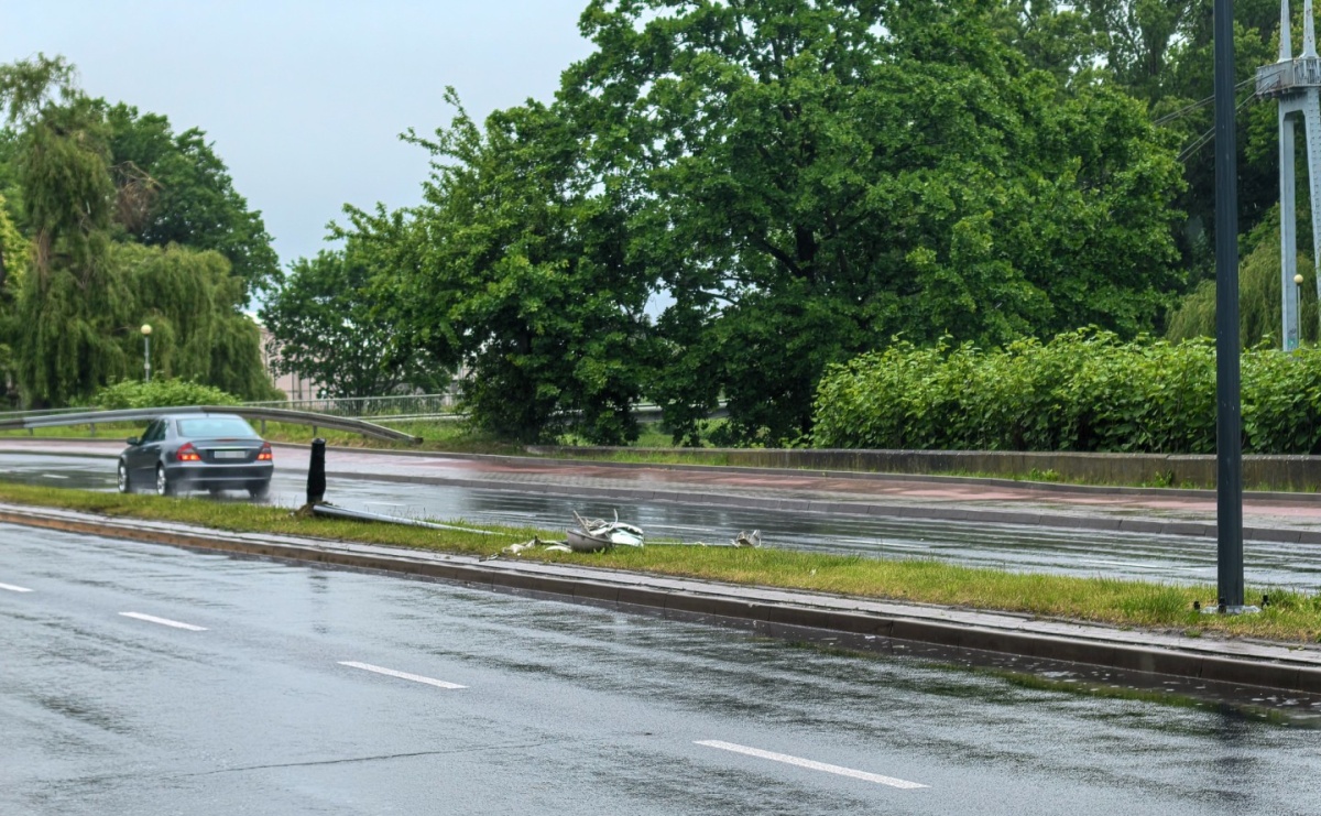 Uszkodzona latarnia przy Reymonta. Sprawca oddalił się z miejsca zdarzenia - Serwis informacyjny z Raciborza - naszraciborz.pl